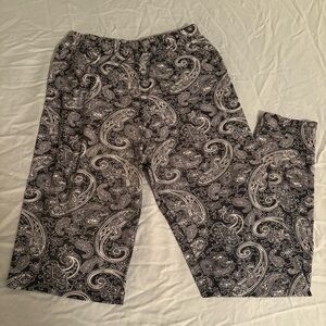 Super Soft & Stretchy Black & White Paisley Leggings - size XL/XXL
